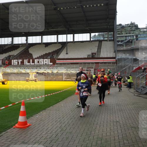 07.12.2025 - St. Pauli X-Mass-Run No. 15 Fabian Wolf http://msf.ph/oto/9399778 07.12.2025 11:02:53 Ziel 151, 160, 502, 574, 599, 602, 612, 875, 880, 953, 997, 1063, 1102, 4809 meine-sportfotos.de