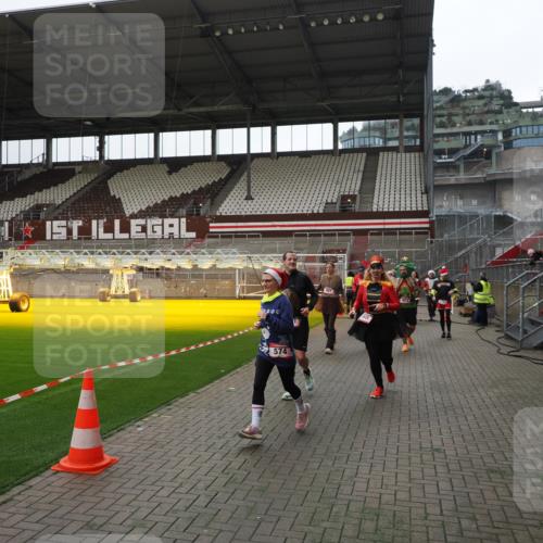 07.12.2025 - St. Pauli X-Mass-Run No. 15 Fabian Wolf http://msf.ph/oto/9399779 07.12.2025 11:02:54 Ziel 151, 160, 502, 574, 599, 602, 612, 875, 880, 953, 997, 1063, 1102, 4809 meine-sportfotos.de