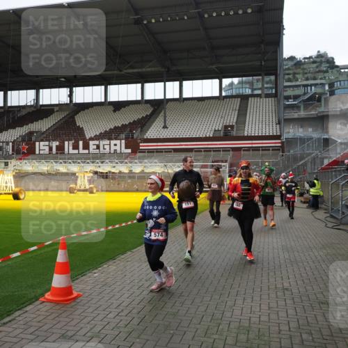 07.12.2025 - St. Pauli X-Mass-Run No. 15 Fabian Wolf http://msf.ph/oto/9399780 07.12.2025 11:02:54 Ziel 151, 160, 502, 574, 599, 602, 612, 875, 880, 953, 997, 1063, 1102, 4809 meine-sportfotos.de
