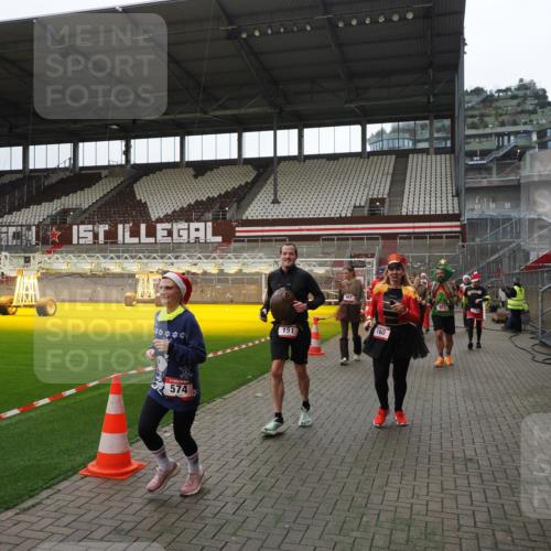 07.12.2025 - St. Pauli X-Mass-Run No. 15 Fabian Wolf http://msf.ph/oto/9399782 07.12.2025 11:02:54 Ziel 151, 160, 502, 574, 599, 602, 612, 875, 880, 953, 997, 1063, 1102, 4809 meine-sportfotos.de