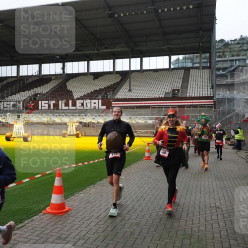 07.12.2025 - St. Pauli X-Mass-Run No. 15 Fabian Wolf http://msf.ph/oto/9399784 07.12.2025 11:02:55 Ziel 151, 160, 502, 574, 599, 602, 612, 875, 880, 953, 997, 1063, 1102, 4809 meine-sportfotos.de