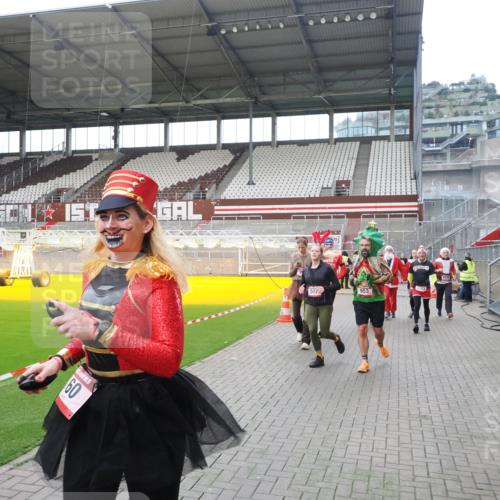 07.12.2025 - St. Pauli X-Mass-Run No. 15 Fabian Wolf http://msf.ph/oto/9399787 07.12.2025 11:02:56 Ziel 151, 160, 502, 574, 599, 602, 612, 875, 880, 953, 997, 1063, 1102, 4809 meine-sportfotos.de