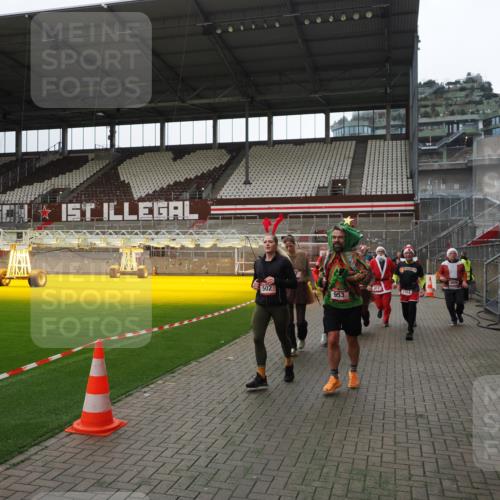 07.12.2025 - St. Pauli X-Mass-Run No. 15 Fabian Wolf http://msf.ph/oto/9399789 07.12.2025 11:02:56 Ziel 151, 160, 502, 574, 599, 602, 612, 875, 880, 953, 997, 1063, 1102, 4809 meine-sportfotos.de