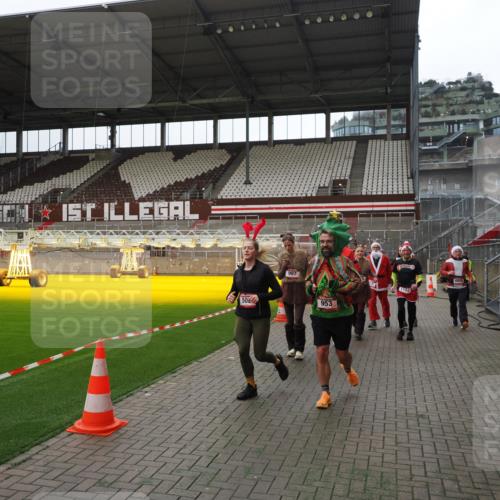 07.12.2025 - St. Pauli X-Mass-Run No. 15 Fabian Wolf http://msf.ph/oto/9399790 07.12.2025 11:02:57 Ziel 151, 160, 502, 574, 599, 602, 612, 875, 880, 953, 997, 1102, 4809 meine-sportfotos.de
