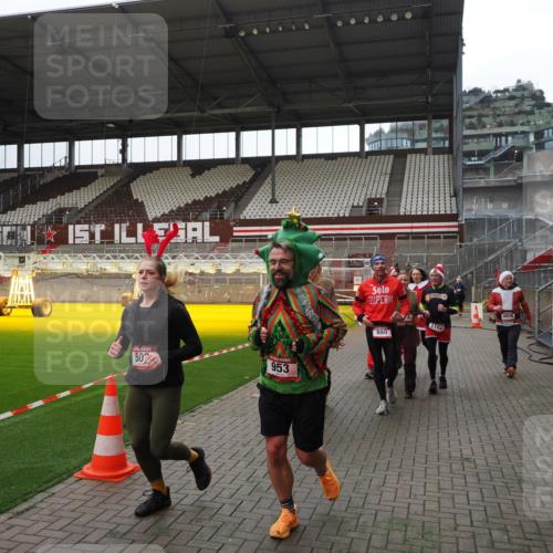07.12.2025 - St. Pauli X-Mass-Run No. 15 Fabian Wolf http://msf.ph/oto/9399794 07.12.2025 11:02:57 Ziel 151, 160, 502, 574, 599, 602, 612, 875, 880, 953, 997, 1102, 4809 meine-sportfotos.de