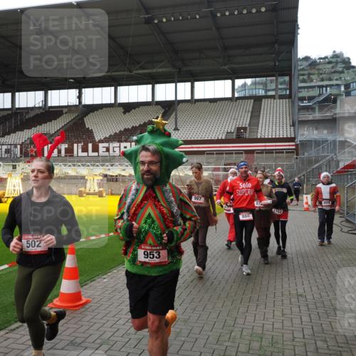07.12.2025 - St. Pauli X-Mass-Run No. 15 Fabian Wolf http://msf.ph/oto/9399795 07.12.2025 11:02:58 Ziel 151, 160, 502, 574, 599, 602, 612, 875, 880, 953, 997, 1102, 1644, 1668, 1670, 4809 meine-sportfotos.de