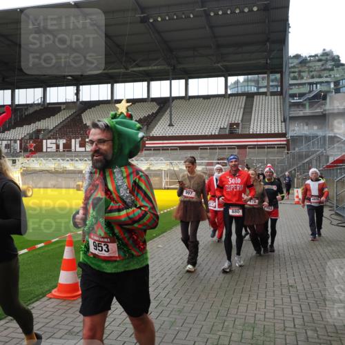 07.12.2025 - St. Pauli X-Mass-Run No. 15 Fabian Wolf http://msf.ph/oto/9399796 07.12.2025 11:02:58 Ziel 151, 160, 502, 574, 599, 602, 612, 875, 880, 953, 997, 1102, 1644, 1668, 1670, 4809 meine-sportfotos.de