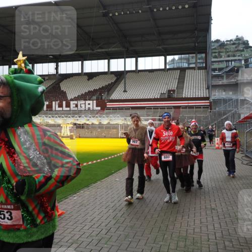 07.12.2025 - St. Pauli X-Mass-Run No. 15 Fabian Wolf http://msf.ph/oto/9399797 07.12.2025 11:02:58 Ziel 151, 160, 502, 574, 599, 602, 612, 875, 880, 953, 997, 1102, 1644, 1668, 1670, 4809 meine-sportfotos.de