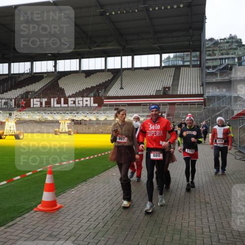 07.12.2025 - St. Pauli X-Mass-Run No. 15 Fabian Wolf http://msf.ph/oto/9399799 07.12.2025 11:02:59 Ziel 151, 160, 502, 574, 599, 602, 612, 875, 880, 953, 997, 1102, 1644, 1668, 1670, 4809 meine-sportfotos.de