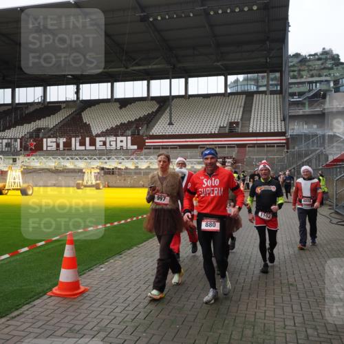 07.12.2025 - St. Pauli X-Mass-Run No. 15 Fabian Wolf http://msf.ph/oto/9399800 07.12.2025 11:02:59 Ziel 151, 160, 502, 574, 599, 602, 612, 875, 880, 953, 997, 1102, 1644, 1668, 1670, 4809 meine-sportfotos.de
