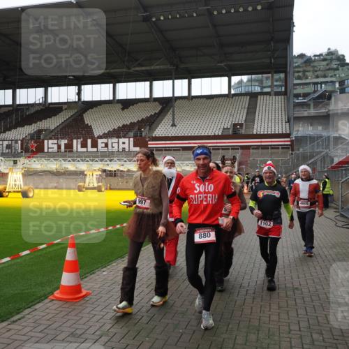07.12.2025 - St. Pauli X-Mass-Run No. 15 Fabian Wolf http://msf.ph/oto/9399801 07.12.2025 11:02:59 Ziel 151, 160, 502, 574, 599, 602, 612, 875, 880, 953, 997, 1102, 1644, 1668, 1670, 4809 meine-sportfotos.de