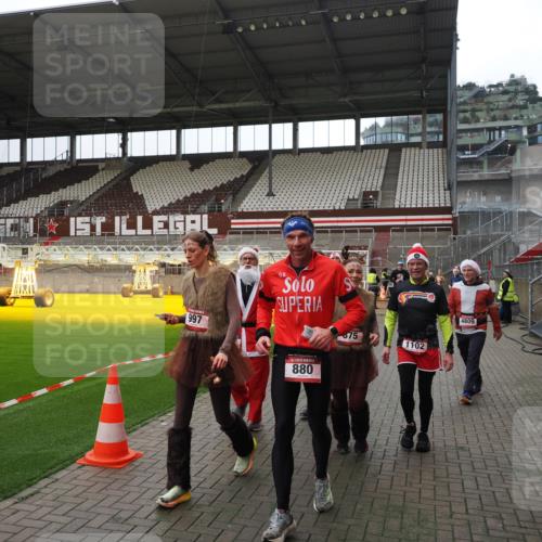 07.12.2025 - St. Pauli X-Mass-Run No. 15 Fabian Wolf http://msf.ph/oto/9399802 07.12.2025 11:02:59 Ziel 151, 160, 502, 574, 599, 602, 612, 875, 880, 953, 997, 1102, 1644, 1668, 1670, 4809 meine-sportfotos.de
