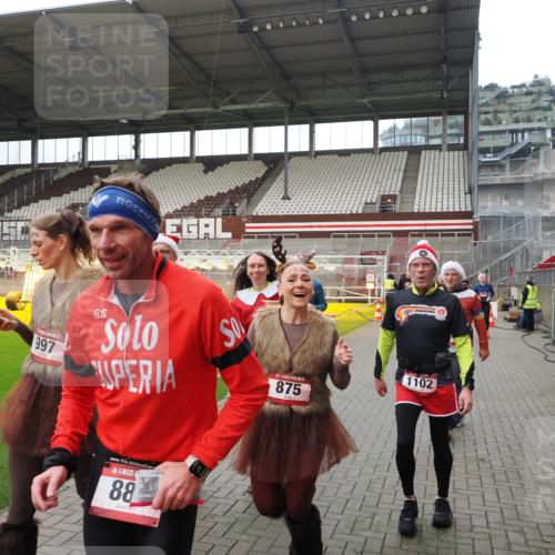07.12.2025 - St. Pauli X-Mass-Run No. 15 Fabian Wolf http://msf.ph/oto/9399806 07.12.2025 11:03:00 Ziel 151, 160, 502, 574, 599, 602, 612, 875, 880, 953, 997, 1102, 1644, 1668, 1670, 4809 meine-sportfotos.de
