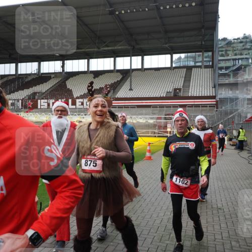 07.12.2025 - St. Pauli X-Mass-Run No. 15 Fabian Wolf http://msf.ph/oto/9399807 07.12.2025 11:03:01 Ziel 151, 160, 502, 574, 599, 602, 612, 875, 880, 953, 997, 1102, 1644, 1668, 1670, 4809 meine-sportfotos.de