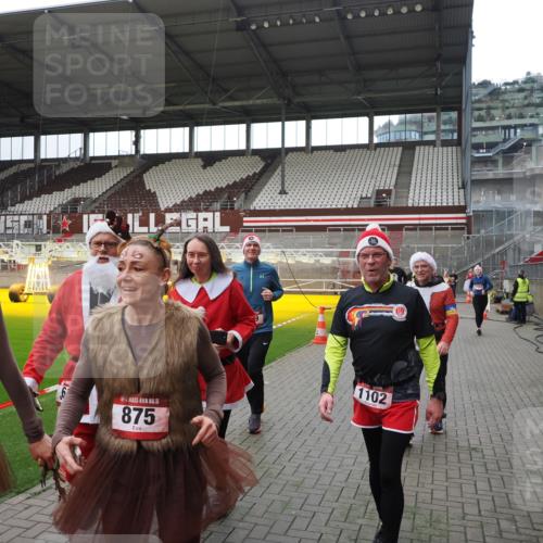 07.12.2025 - St. Pauli X-Mass-Run No. 15 Fabian Wolf http://msf.ph/oto/9399808 07.12.2025 11:03:01 Ziel 151, 160, 502, 574, 599, 602, 612, 875, 880, 953, 997, 1102, 1644, 1668, 1670, 4809 meine-sportfotos.de