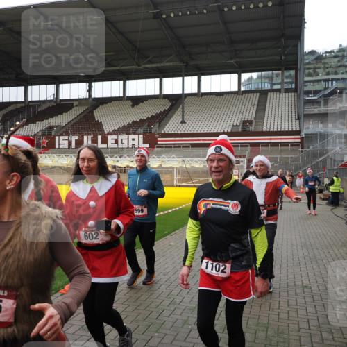 07.12.2025 - St. Pauli X-Mass-Run No. 15 Fabian Wolf http://msf.ph/oto/9399810 07.12.2025 11:03:01 Ziel 151, 160, 502, 574, 599, 602, 612, 875, 880, 953, 997, 1102, 1644, 1668, 1670, 4809 meine-sportfotos.de