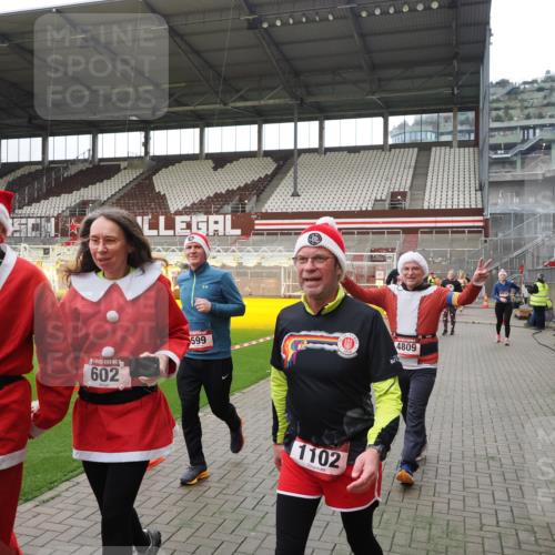 07.12.2025 - St. Pauli X-Mass-Run No. 15 Fabian Wolf http://msf.ph/oto/9399811 07.12.2025 11:03:01 Ziel 151, 160, 502, 574, 599, 602, 612, 875, 880, 953, 997, 1102, 1644, 1668, 1670, 4809 meine-sportfotos.de