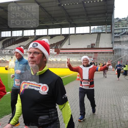 07.12.2025 - St. Pauli X-Mass-Run No. 15 Fabian Wolf http://msf.ph/oto/9399814 07.12.2025 11:03:02 Ziel 151, 160, 502, 574, 599, 602, 612, 875, 880, 953, 997, 1102, 1139, 1385, 1644, 1668, 1670, 4809 meine-sportfotos.de