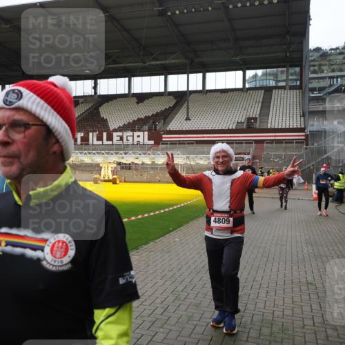 07.12.2025 - St. Pauli X-Mass-Run No. 15 Fabian Wolf http://msf.ph/oto/9399815 07.12.2025 11:03:02 Ziel 151, 160, 502, 574, 599, 602, 612, 875, 880, 953, 997, 1102, 1139, 1385, 1644, 1668, 1670, 4809 meine-sportfotos.de