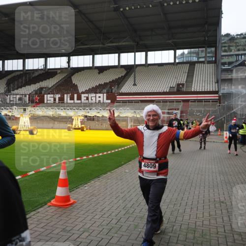 07.12.2025 - St. Pauli X-Mass-Run No. 15 Fabian Wolf http://msf.ph/oto/9399816 07.12.2025 11:03:02 Ziel 151, 160, 502, 574, 599, 602, 612, 875, 880, 953, 997, 1102, 1139, 1385, 1644, 1668, 1670, 4809 meine-sportfotos.de