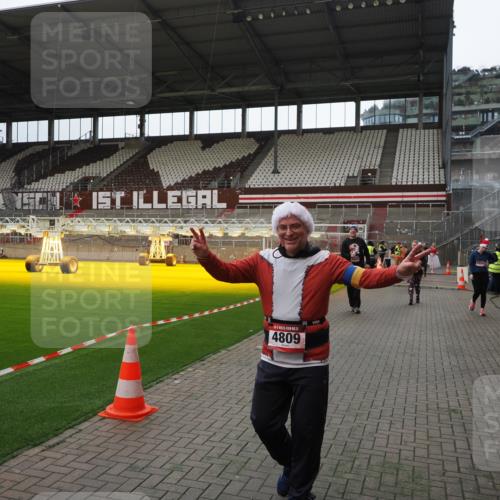 07.12.2025 - St. Pauli X-Mass-Run No. 15 Fabian Wolf http://msf.ph/oto/9399817 07.12.2025 11:03:03 Ziel 151, 160, 502, 574, 599, 602, 612, 875, 880, 953, 997, 1102, 1139, 1385, 1644, 1668, 1670, 4809 meine-sportfotos.de