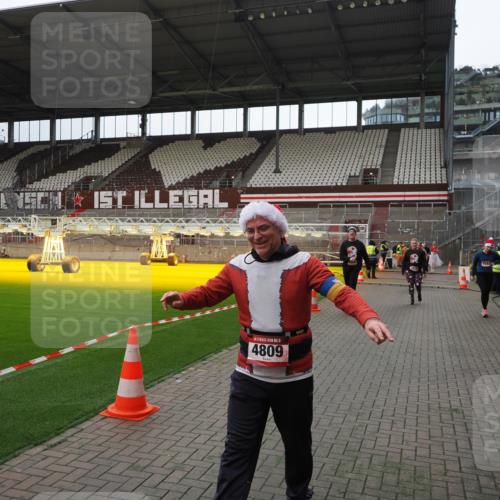 07.12.2025 - St. Pauli X-Mass-Run No. 15 Fabian Wolf http://msf.ph/oto/9399818 07.12.2025 11:03:03 Ziel 151, 160, 502, 574, 599, 602, 612, 875, 880, 953, 997, 1102, 1139, 1385, 1644, 1668, 1670, 4809 meine-sportfotos.de