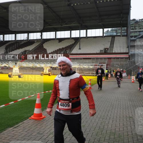 07.12.2025 - St. Pauli X-Mass-Run No. 15 Fabian Wolf http://msf.ph/oto/9399819 07.12.2025 11:03:03 Ziel 151, 160, 502, 574, 599, 602, 612, 875, 880, 953, 997, 1102, 1139, 1385, 1644, 1668, 1670, 4809 meine-sportfotos.de