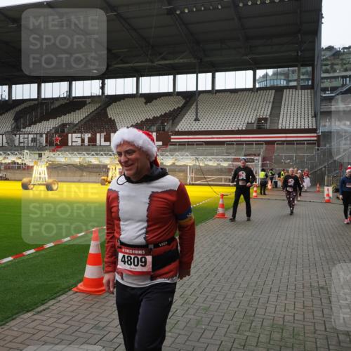 07.12.2025 - St. Pauli X-Mass-Run No. 15 Fabian Wolf http://msf.ph/oto/9399820 07.12.2025 11:03:03 Ziel 151, 160, 502, 574, 599, 602, 612, 875, 880, 953, 997, 1102, 1139, 1385, 1644, 1668, 1670, 4809 meine-sportfotos.de