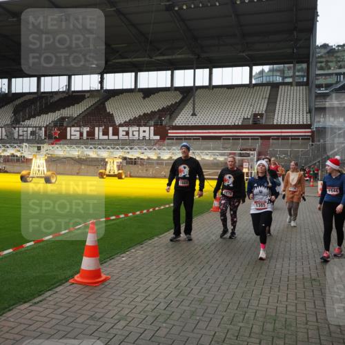 07.12.2025 - St. Pauli X-Mass-Run No. 15 Fabian Wolf http://msf.ph/oto/9399823 07.12.2025 11:03:08 Ziel 502, 599, 602, 612, 748, 875, 880, 953, 1102, 1139, 1199, 1385, 1644, 1668, 1670, 4809 meine-sportfotos.de