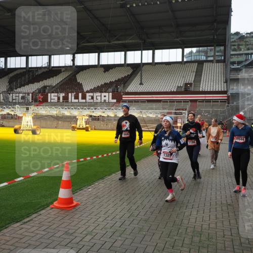 07.12.2025 - St. Pauli X-Mass-Run No. 15 Fabian Wolf http://msf.ph/oto/9399825 07.12.2025 11:03:09 Ziel 502, 599, 602, 612, 748, 875, 880, 953, 1102, 1139, 1199, 1385, 1644, 1668, 1670, 4809 meine-sportfotos.de