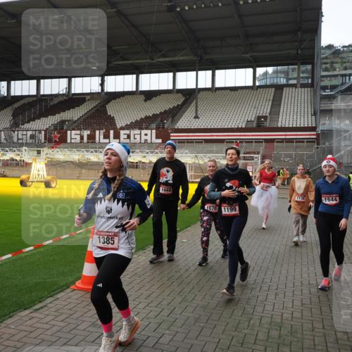 07.12.2025 - St. Pauli X-Mass-Run No. 15 Fabian Wolf http://msf.ph/oto/9399829 07.12.2025 11:03:09 Ziel 502, 599, 602, 612, 748, 875, 880, 953, 1102, 1139, 1199, 1385, 1644, 1668, 1670, 4809 meine-sportfotos.de