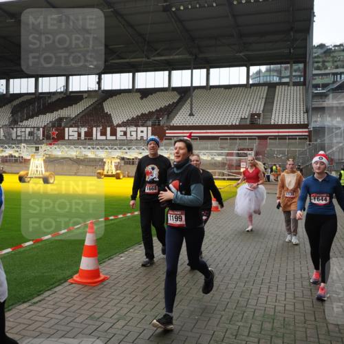 07.12.2025 - St. Pauli X-Mass-Run No. 15 Fabian Wolf http://msf.ph/oto/9399831 07.12.2025 11:03:10 Ziel 599, 602, 612, 748, 853, 875, 1139, 1199, 1385, 1644, 1668, 1670, 4809 meine-sportfotos.de