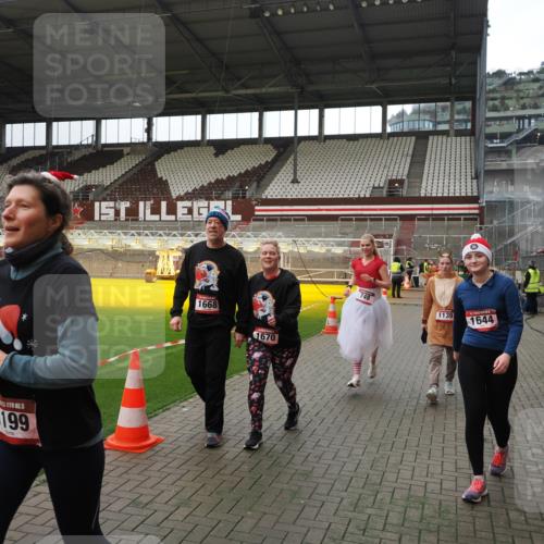 07.12.2025 - St. Pauli X-Mass-Run No. 15 Fabian Wolf http://msf.ph/oto/9399834 07.12.2025 11:03:10 Ziel 599, 602, 612, 748, 853, 875, 1139, 1199, 1385, 1644, 1668, 1670, 4809 meine-sportfotos.de
