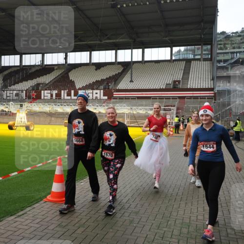 07.12.2025 - St. Pauli X-Mass-Run No. 15 Fabian Wolf http://msf.ph/oto/9399836 07.12.2025 11:03:11 Ziel 599, 602, 612, 748, 853, 1139, 1199, 1385, 1644, 1668, 1670, 4809 meine-sportfotos.de
