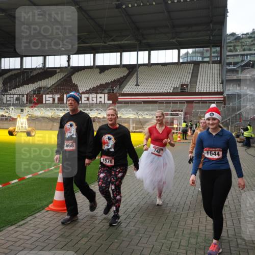 07.12.2025 - St. Pauli X-Mass-Run No. 15 Fabian Wolf http://msf.ph/oto/9399837 07.12.2025 11:03:11 Ziel 599, 602, 612, 748, 853, 1139, 1199, 1385, 1644, 1668, 1670, 4809 meine-sportfotos.de