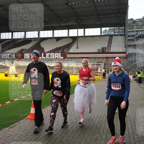 07.12.2025 - St. Pauli X-Mass-Run No. 15 Fabian Wolf http://msf.ph/oto/9399838 07.12.2025 11:03:11 Ziel 599, 602, 612, 748, 853, 1139, 1199, 1385, 1644, 1668, 1670, 4809 meine-sportfotos.de