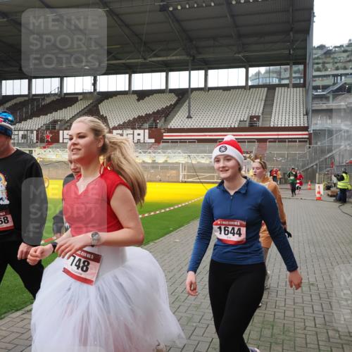 07.12.2025 - St. Pauli X-Mass-Run No. 15 Fabian Wolf http://msf.ph/oto/9399842 07.12.2025 11:03:12 Ziel 61, 599, 602, 612, 748, 853, 1139, 1199, 1385, 1644, 1668, 1670, 4809 meine-sportfotos.de
