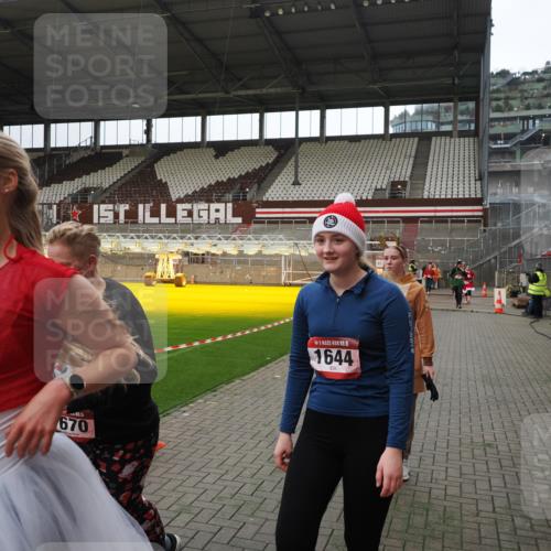 07.12.2025 - St. Pauli X-Mass-Run No. 15 Fabian Wolf http://msf.ph/oto/9399843 07.12.2025 11:03:12 Ziel 61, 599, 602, 612, 748, 853, 1139, 1199, 1385, 1644, 1668, 1670, 4809 meine-sportfotos.de