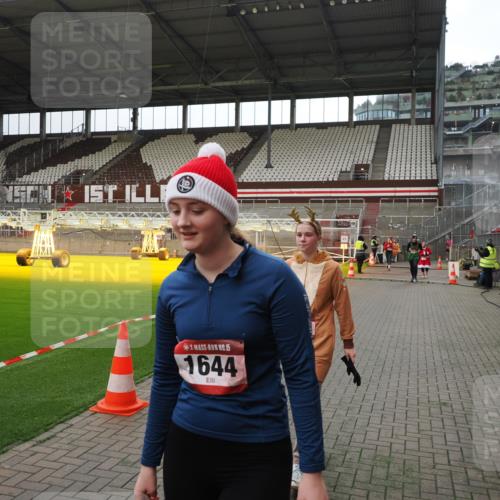 07.12.2025 - St. Pauli X-Mass-Run No. 15 Fabian Wolf http://msf.ph/oto/9399846 07.12.2025 11:03:13 Ziel 61, 64, 599, 748, 853, 1139, 1199, 1385, 1644, 1668, 1670, 1850 meine-sportfotos.de