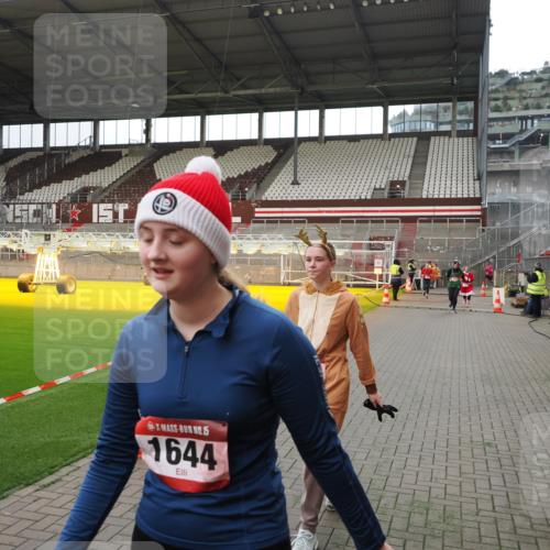 07.12.2025 - St. Pauli X-Mass-Run No. 15 Fabian Wolf http://msf.ph/oto/9399847 07.12.2025 11:03:13 Ziel 61, 64, 599, 748, 853, 1139, 1199, 1385, 1644, 1668, 1670, 1850 meine-sportfotos.de