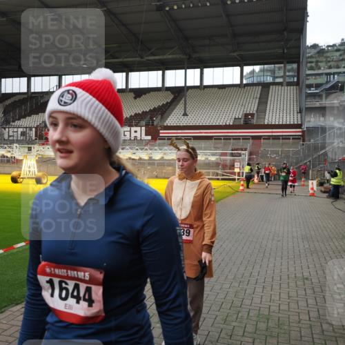 07.12.2025 - St. Pauli X-Mass-Run No. 15 Fabian Wolf http://msf.ph/oto/9399848 07.12.2025 11:03:13 Ziel 61, 64, 599, 748, 853, 1139, 1199, 1385, 1644, 1668, 1670, 1850 meine-sportfotos.de