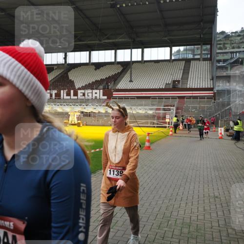 07.12.2025 - St. Pauli X-Mass-Run No. 15 Fabian Wolf http://msf.ph/oto/9399849 07.12.2025 11:03:13 Ziel 61, 64, 599, 748, 853, 1139, 1199, 1385, 1644, 1668, 1670, 1850 meine-sportfotos.de