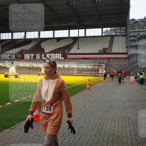 07.12.2025 - St. Pauli X-Mass-Run No. 15 Fabian Wolf http://msf.ph/oto/9399851 07.12.2025 11:03:14 Ziel 61, 64, 748, 853, 1139, 1199, 1385, 1644, 1668, 1670, 1850 meine-sportfotos.de
