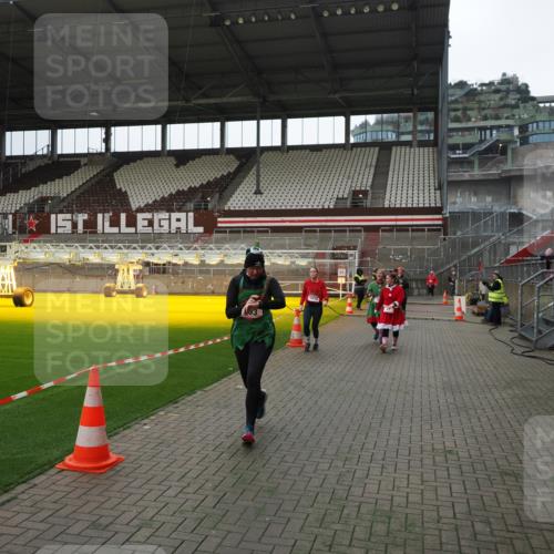 07.12.2025 - St. Pauli X-Mass-Run No. 15 Fabian Wolf http://msf.ph/oto/9399857 07.12.2025 11:03:19 Ziel 61, 64, 186, 748, 853, 1139, 1199, 1385, 1850 meine-sportfotos.de
