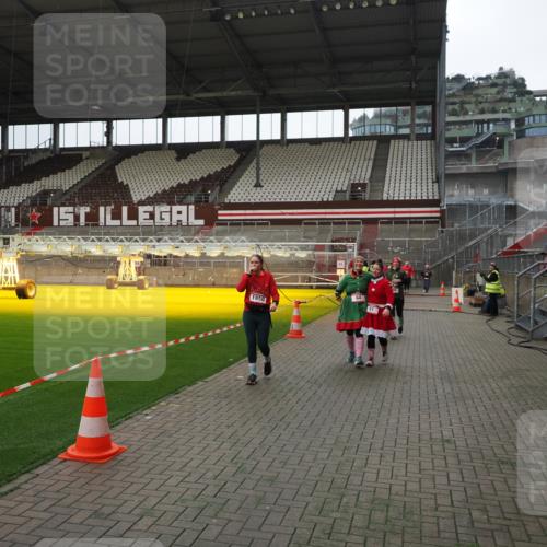 07.12.2025 - St. Pauli X-Mass-Run No. 15 Fabian Wolf http://msf.ph/oto/9399863 07.12.2025 11:03:21 Ziel 61, 64, 186, 748, 853, 1139, 1199, 1385, 1850 meine-sportfotos.de