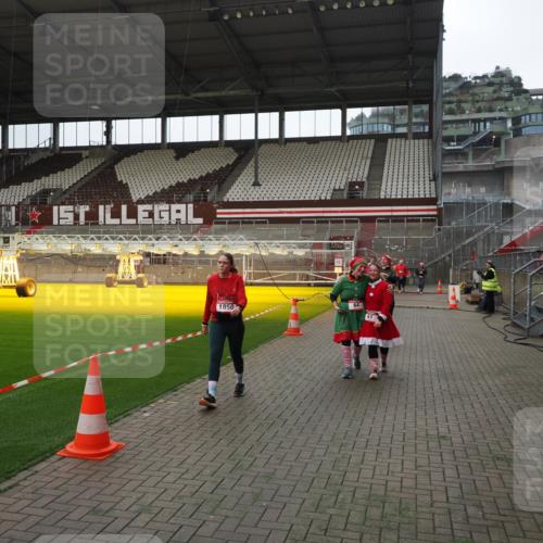 07.12.2025 - St. Pauli X-Mass-Run No. 15 Fabian Wolf http://msf.ph/oto/9399865 07.12.2025 11:03:22 Ziel 61, 64, 186, 748, 853, 1139, 1199, 1385, 1850 meine-sportfotos.de