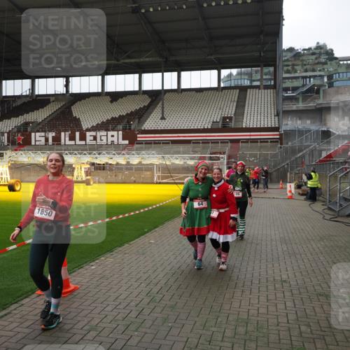 07.12.2025 - St. Pauli X-Mass-Run No. 15 Fabian Wolf http://msf.ph/oto/9399872 07.12.2025 11:03:23 Ziel 61, 64, 102, 109, 186, 748, 853, 1199, 1850 meine-sportfotos.de