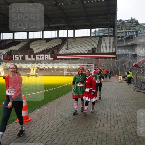 07.12.2025 - St. Pauli X-Mass-Run No. 15 Fabian Wolf http://msf.ph/oto/9399873 07.12.2025 11:03:23 Ziel 61, 64, 102, 109, 186, 748, 853, 1199, 1850 meine-sportfotos.de