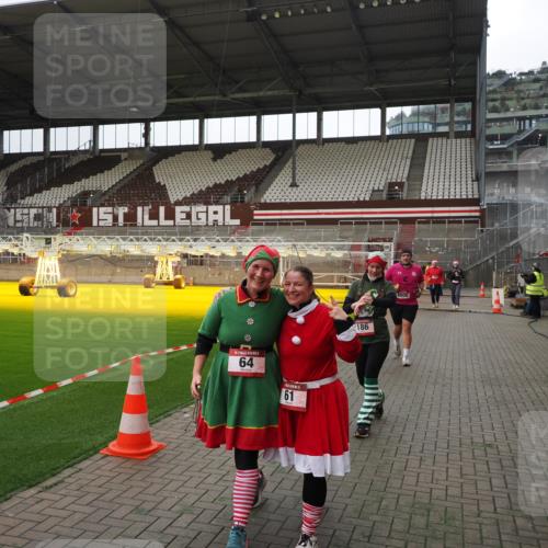07.12.2025 - St. Pauli X-Mass-Run No. 15 Fabian Wolf http://msf.ph/oto/9399881 07.12.2025 11:03:25 Ziel 61, 64, 102, 109, 186, 748, 853, 1850 meine-sportfotos.de