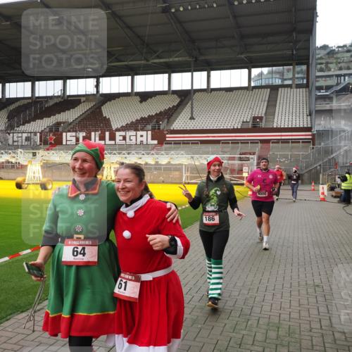 07.12.2025 - St. Pauli X-Mass-Run No. 15 Fabian Wolf http://msf.ph/oto/9399885 07.12.2025 11:03:26 Ziel 61, 64, 102, 109, 186, 853, 1850 meine-sportfotos.de